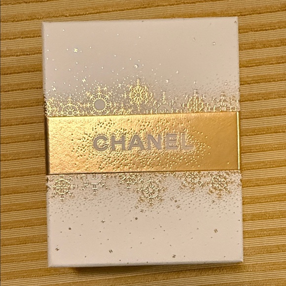 CHANEL White and Gold Gift Bag with Branded Box - Picture 2 of 5